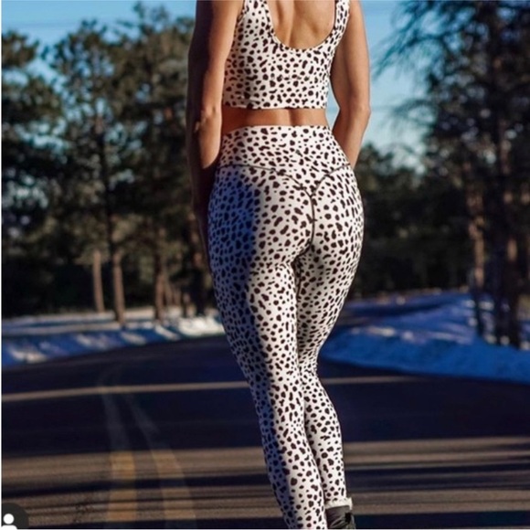 Balance Athletica Workout Set — Snow Leopard (White) - Picture 4 of 10